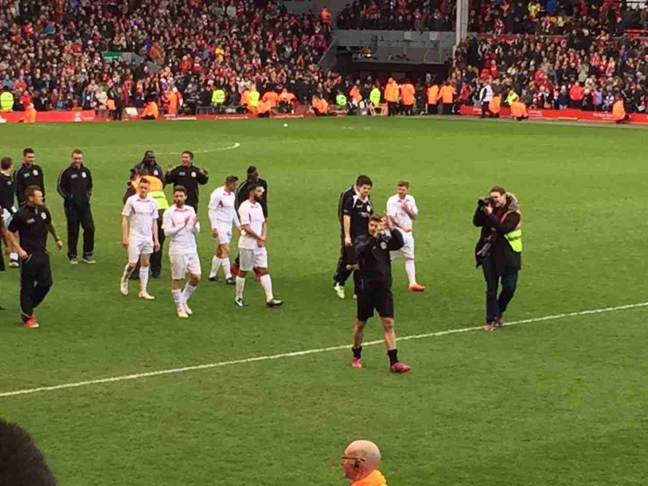 巴萨官方：欧冠对法鹰将检查穿客队球衣者身份，排除非法购票（巴萨公告：欧冠战法鹰将核验穿客队球衣者身份，清退非法购票者）