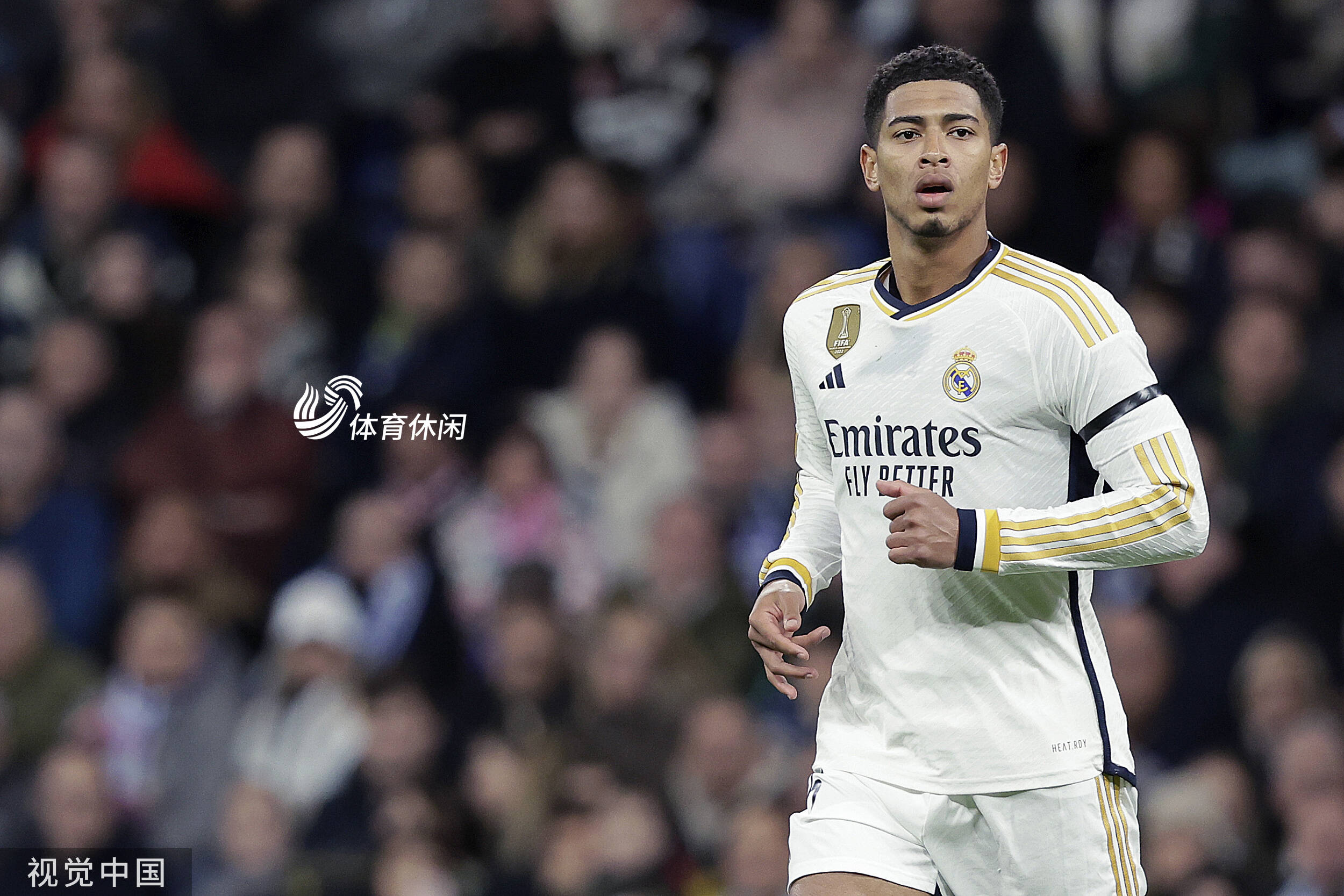 上海海港实现中超三连冠，为中国顶级联赛历史第三队