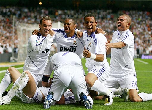 青岛西海岸主教练邵佳一成功保级，郑智接任后计划邀请黄博文、李雷雷等助教，助力球队发展。