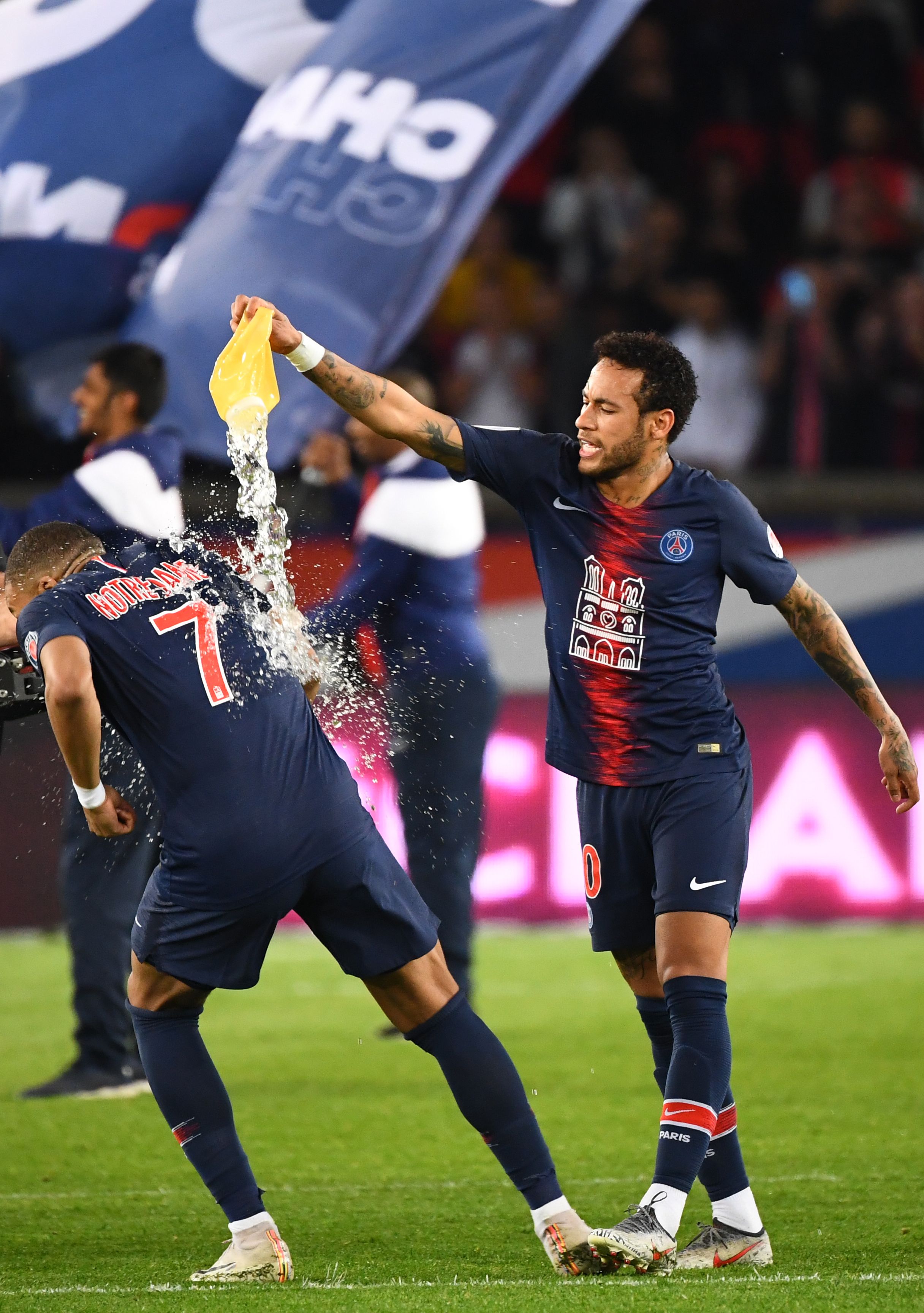 金球奖后再戴冠！登贝莱荣膺2025年FIFA年度最佳球员（金球加身再封王！登贝莱当选2025年FIFA年度最佳球员）