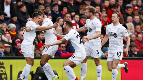 埃弗顿后卫禁区疑似手球，裁判未吹点球正确吗？