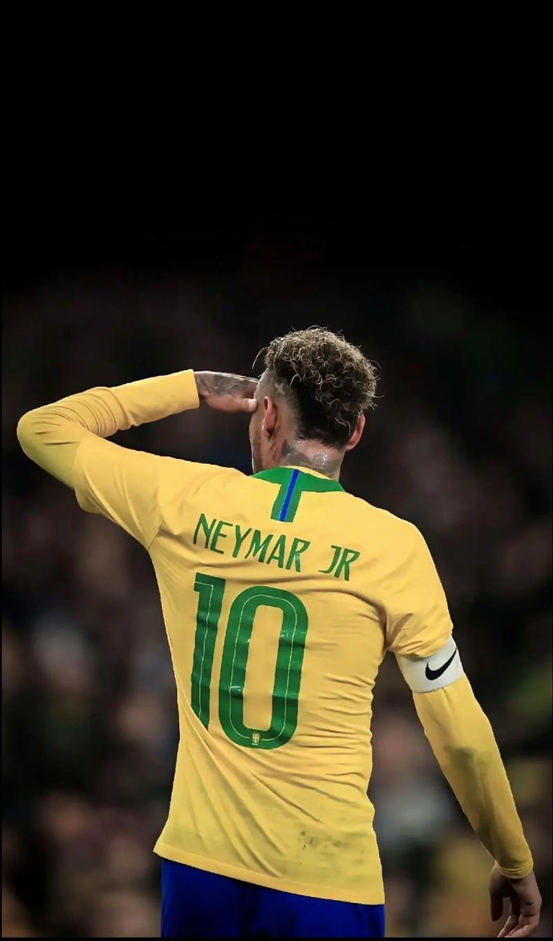 完成英格兰成年代表队首秀，夸安萨获赠纪念帽