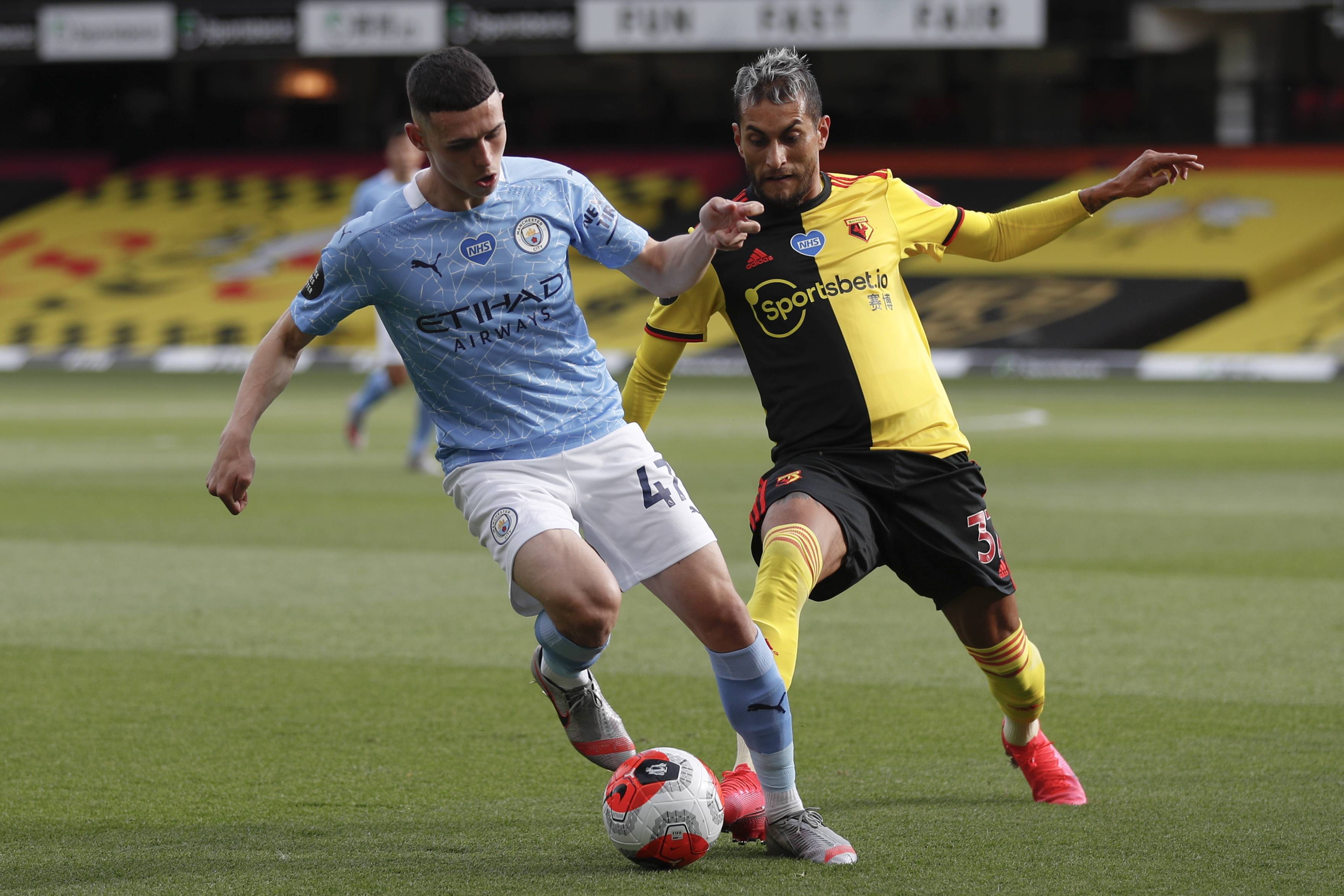 悉尼FC门将：在罗马尼亚输球就像一场葬礼，有人朝我扔东西（悉尼FC门将称在罗马尼亚客场失利仿佛参加葬礼，还遭球迷投掷物品）