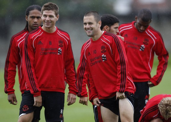 白衣下边是红衣，香港行期间一阿森纳球迷卧底在热刺球迷看台