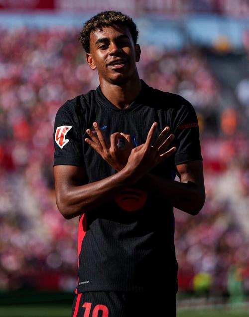 手感不错！杨瀚森首节空接+勾手+三分，得到10分2板1助