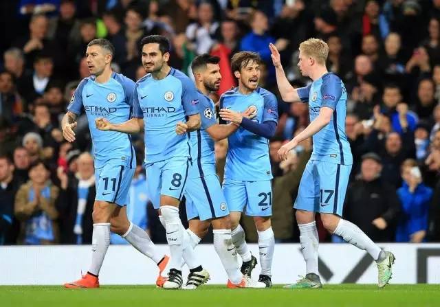 没有技巧全是感情，弗兰克告别演讲深情演唱《月亮代表我的心》