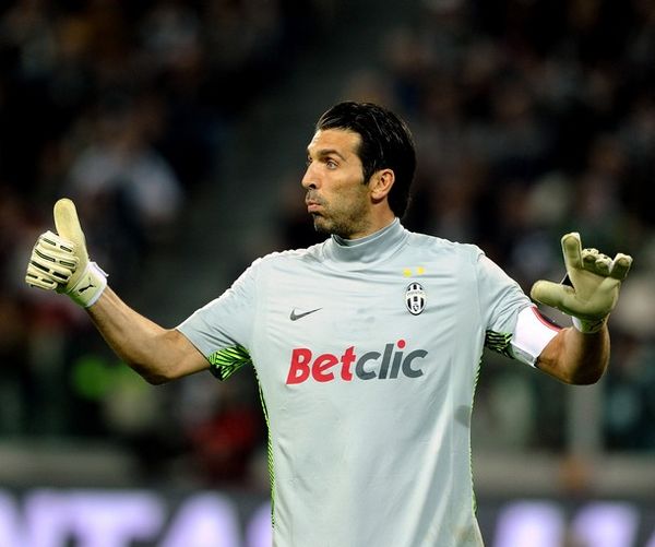 英超半场：B费破门，贝勒加德建功，狼队1-1曼联（英超半场：B费先拔头筹，贝勒加德扳平，狼队暂1-1曼联）