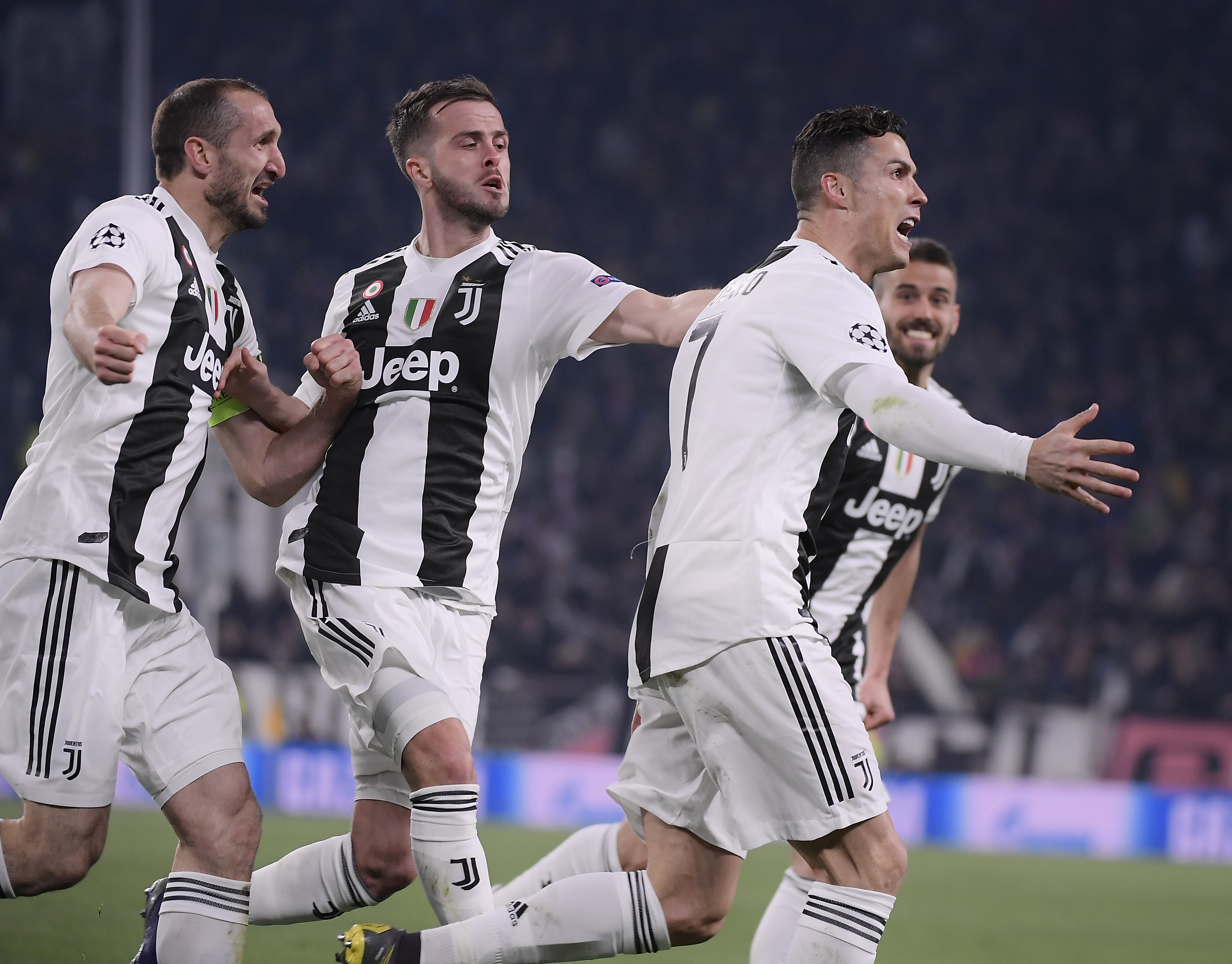 武磊受邀出席上海徐汇区足球超级联赛开幕式，并宣布比赛开幕（武磊亮相上海徐汇区足球超级联赛开幕式，宣布赛事启动）